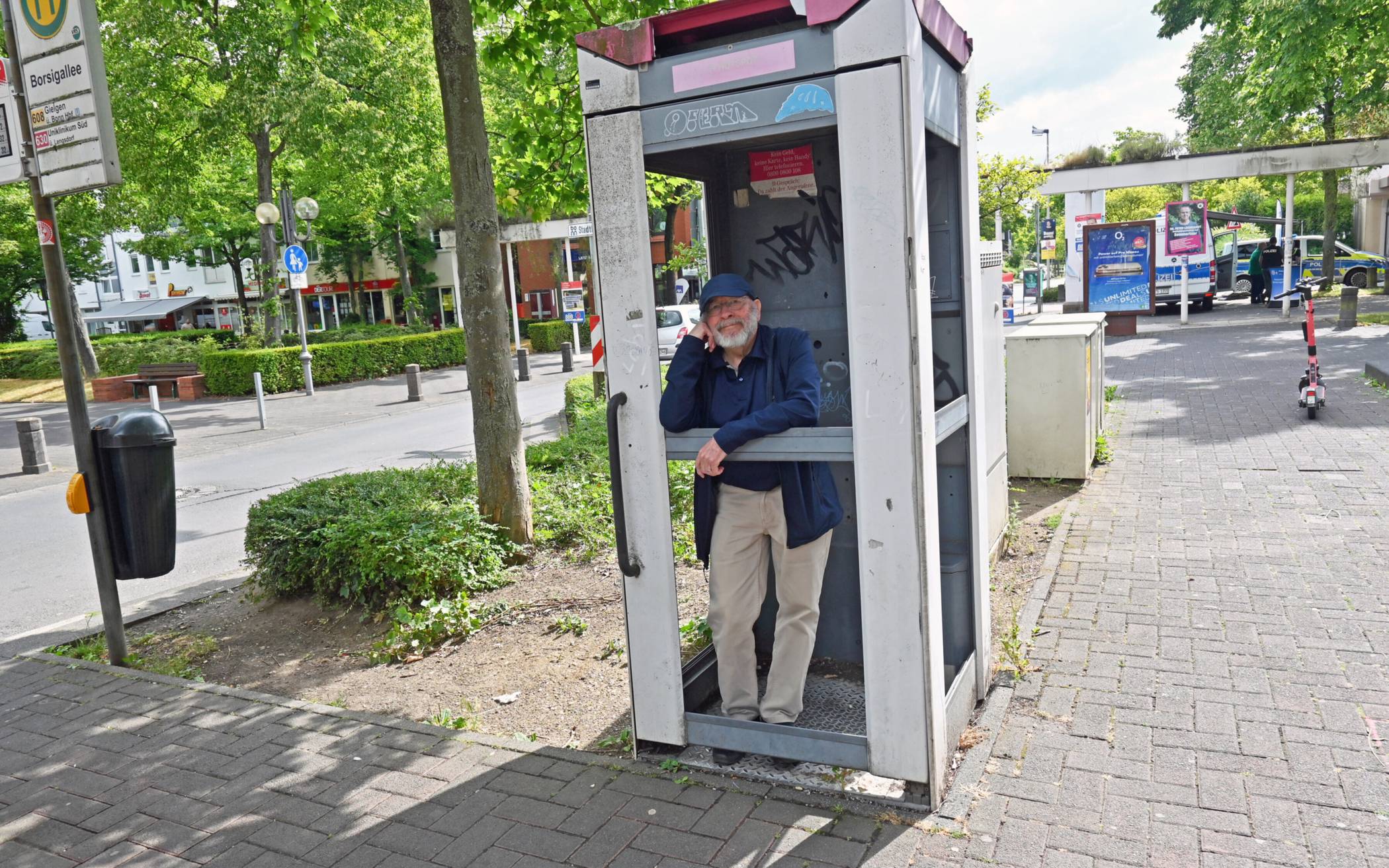  Kein Anschluss unter dieser Nummer: Jürgen Fröbisch setzt sich mit dem Bürgerstammtisch Brüser Berg dafür ein, dass die alte Telefonzelle abgebaut wird. 