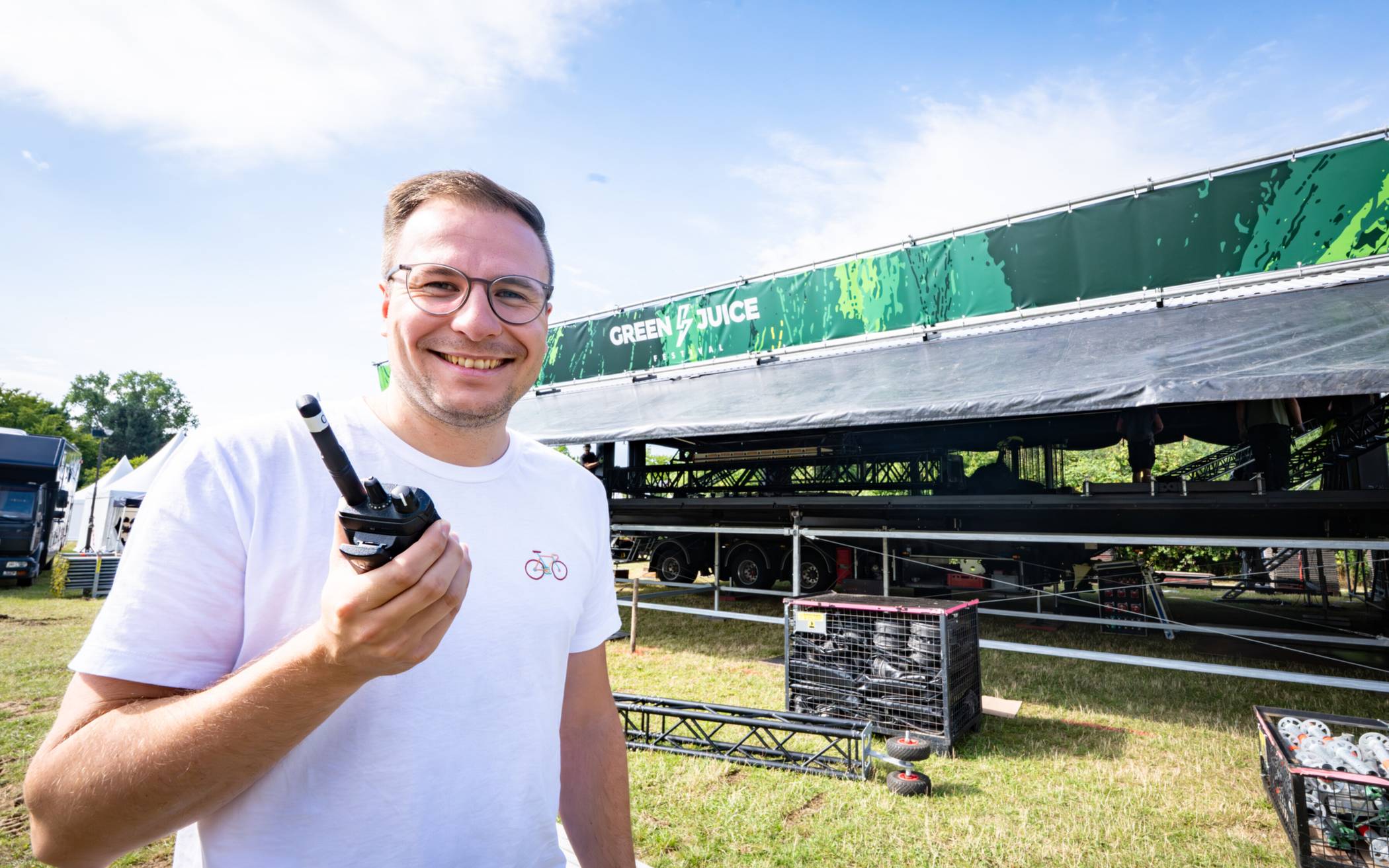Organisator Julian Reininger zeigt sich beim Aufbau für das Green Juice Festival bestens gelaunt.