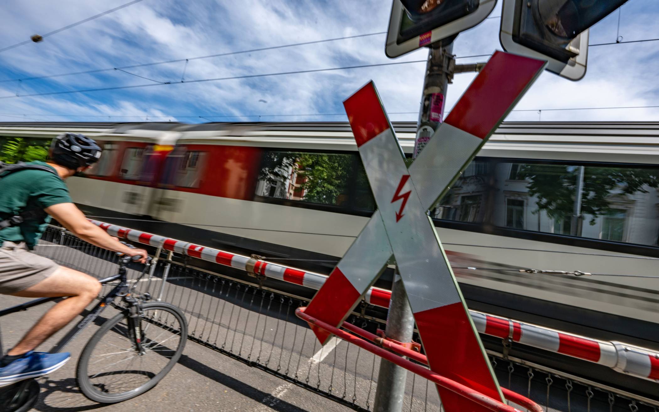 Das rot-weiße Andreaskreuz markiert Bahnübergänge.