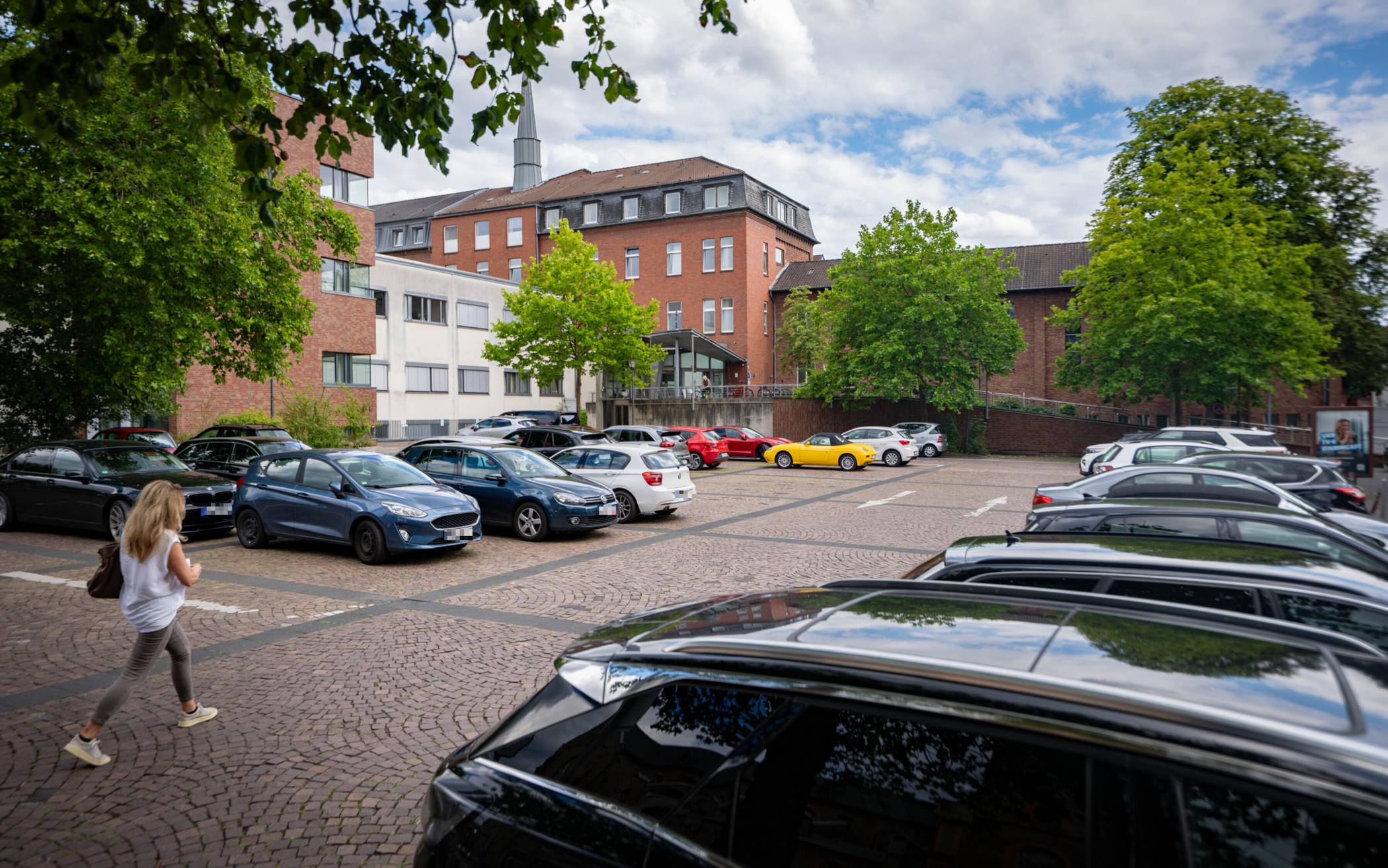 Mitarbeiter des Sankt Josef Hospitals in Beuel sorgen sich um die Parksituation im Umfeld der Klinik.