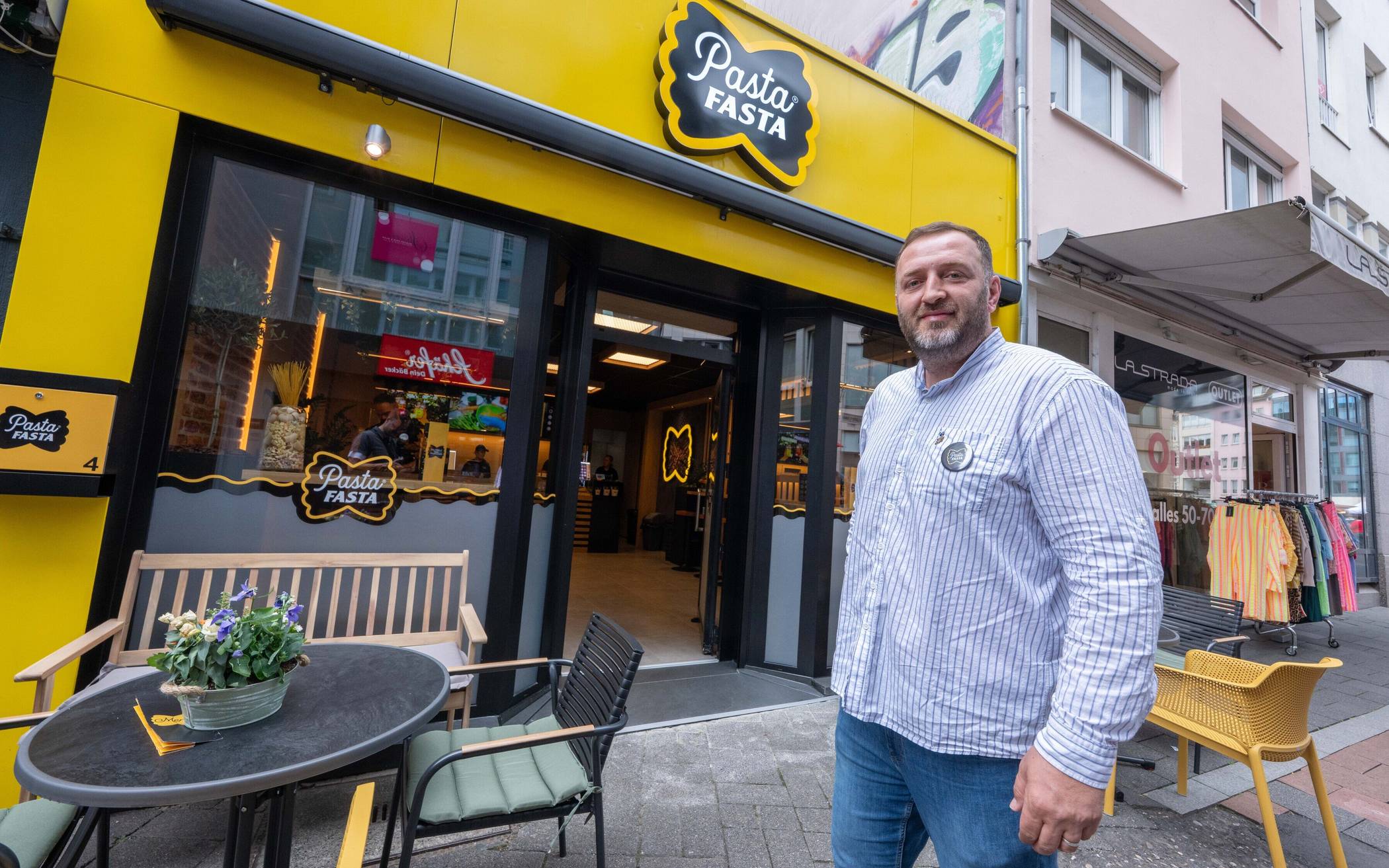 Shkelqim Haxhimehmeti Pasta Fasta befindet mit seinem Restaurant nahe der Unterführung.