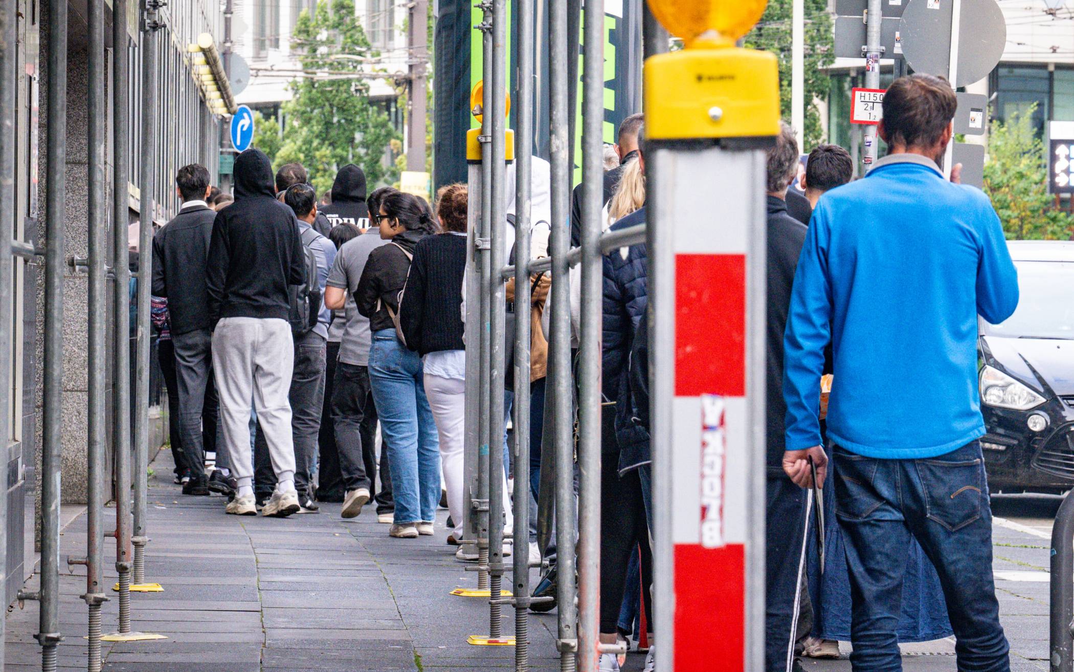 Täglich warten Menschen vor dem Ausländeramt auf einige wenige freie Termine.