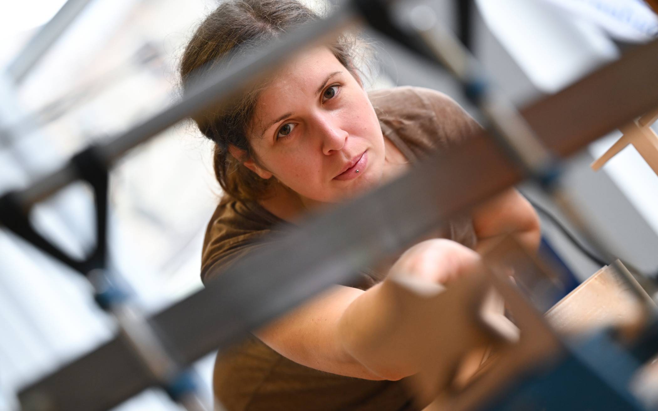  Immer mehr Frauen interessieren sich für eine Ausbildung im Handwerk. Doch oftmals fehle es noch an praktischer Organisation in den Betrieben, damit sich die Menschen, die in geschlechteruntypischen Berufen arbeiten, auch wohlfühlen, sagt Bernd Fitzenberger, Direktor des Instituts für Arbeitsmarkt- und Berufsforschung. (Symbolbild) 