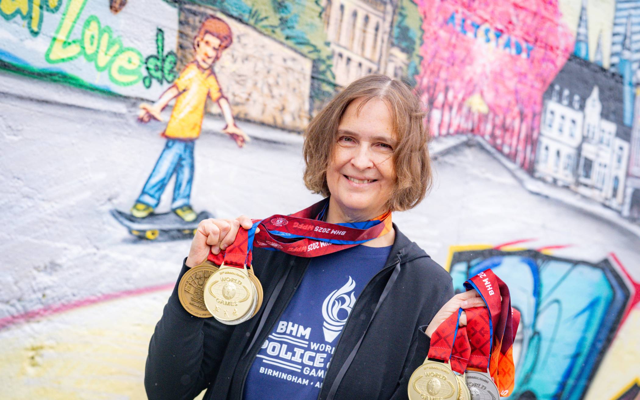  Die Bonner Polizistin Barbara Mayer mit ihren Medaillen. 