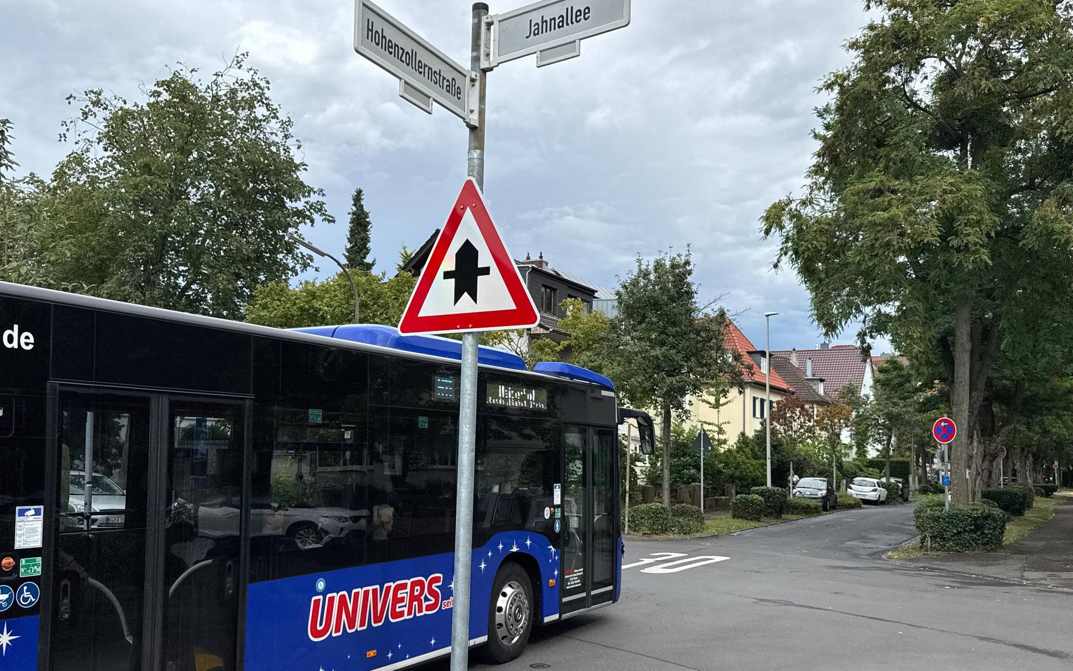 Auf der Hohenzollernstraße - hier an der Kreuzung Jahnallee - haben Busse und andere Fahrzeuge neuerdings Vorfahrt.