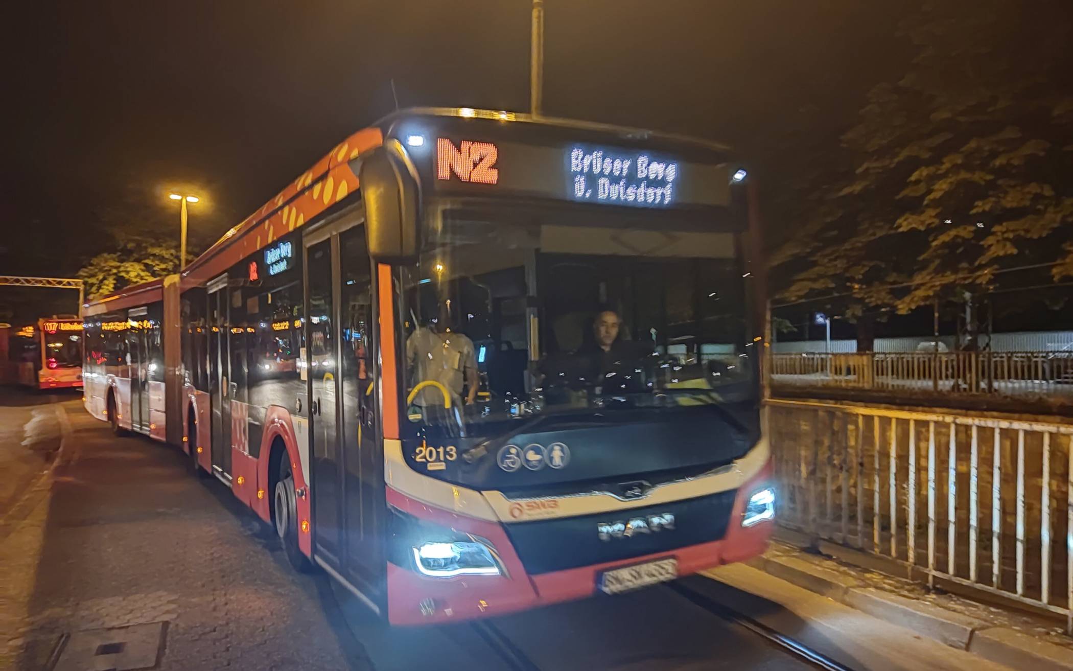 Die N2 fährt am ZOB am Bussteig E ein.