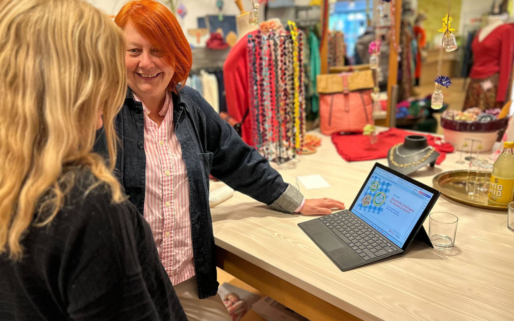 Am Bonner Digitaltag berät Digitalcoachin Sue Appleton (rechts), die Inhaberin Katja Schetting von „La Creole“ zu dem Thema „Einsatz von KI.“