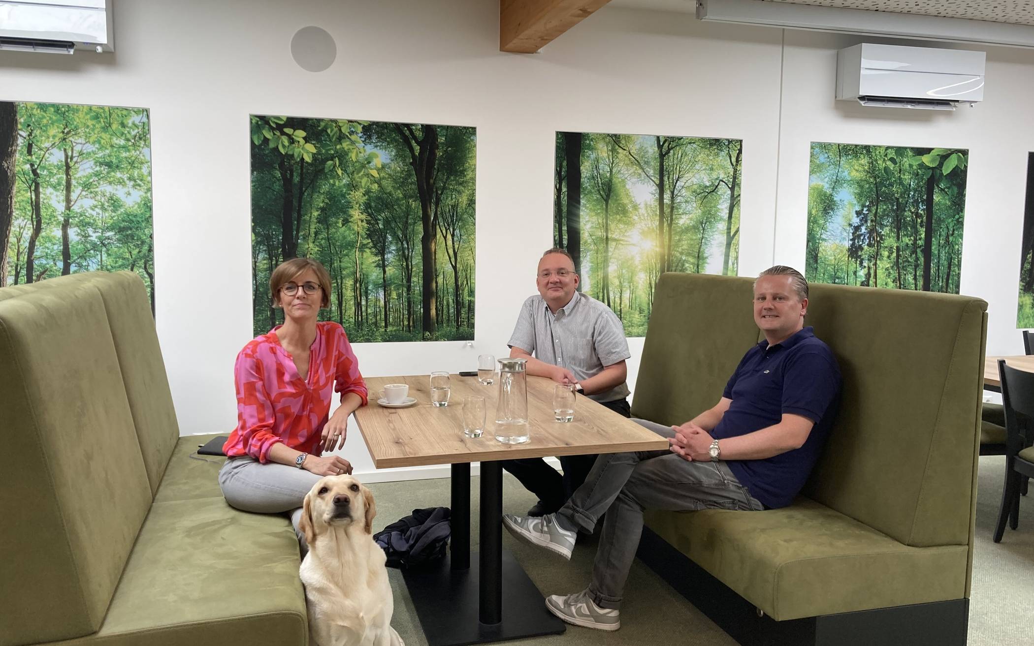  Die drei Geschäftsführer der Josef Küpper Söhne GmbH mit Besucherhund (v.l.): Vera Küpper-Racke, Michael Brodziak und Andreas Racke. 