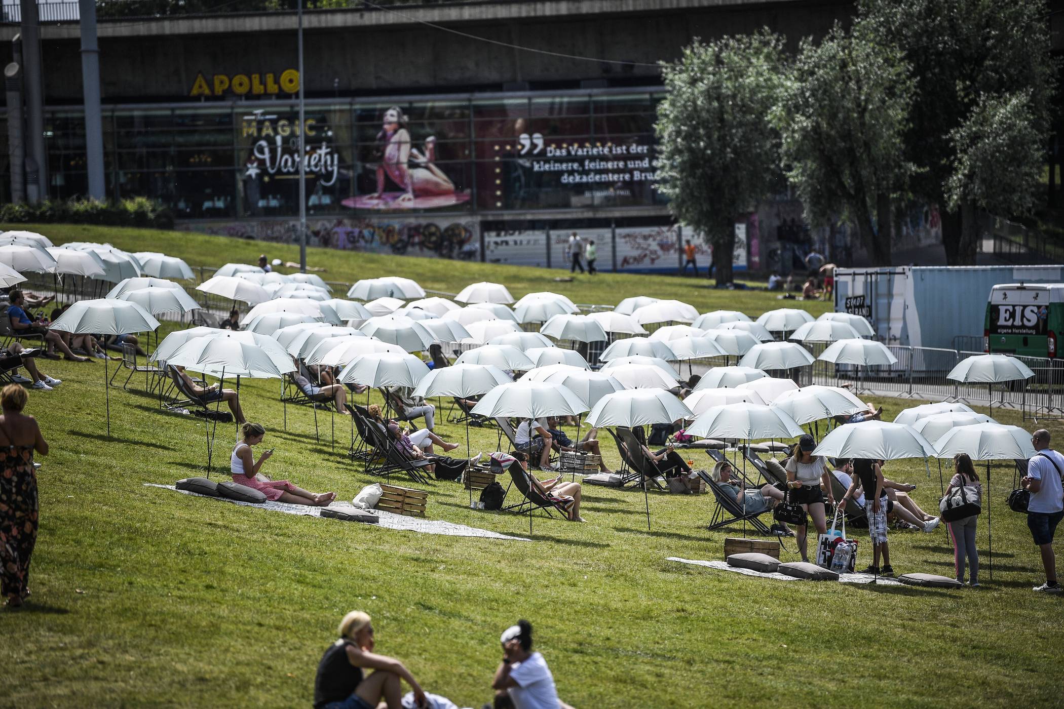 Sonnenschirme sind ein begehrtes Gut.