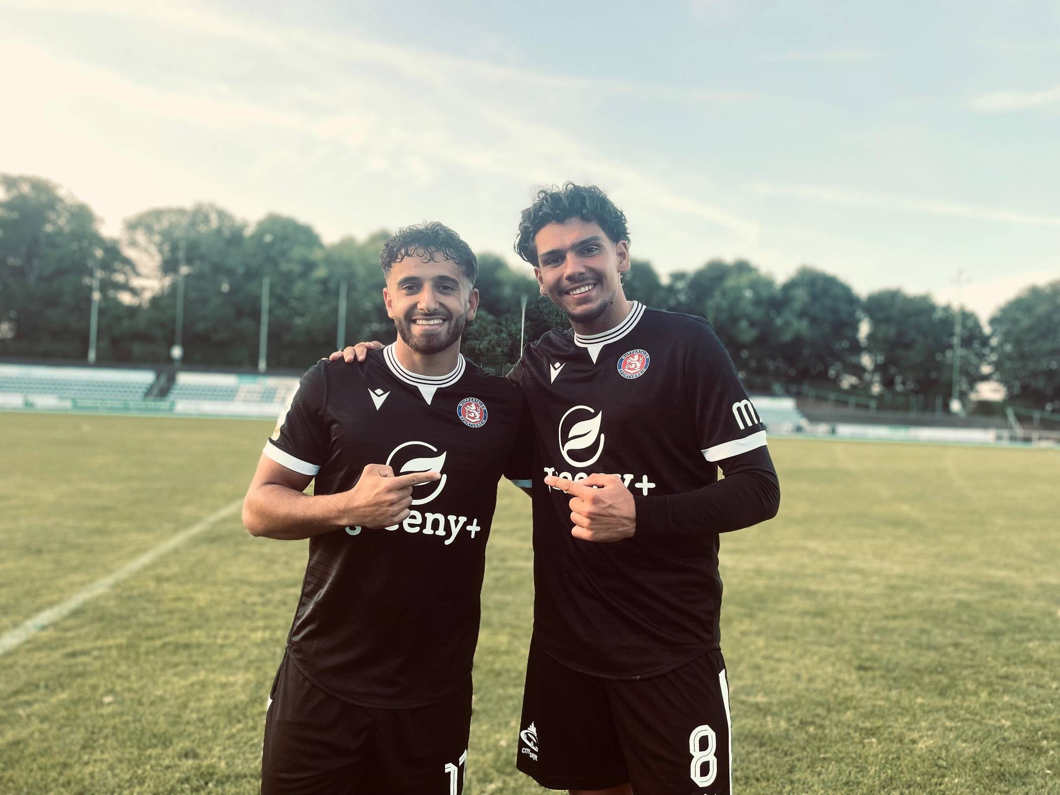 Die WSV-Torschützen Dildar Atmaca und Celal Aydogan nach dem Spiel.