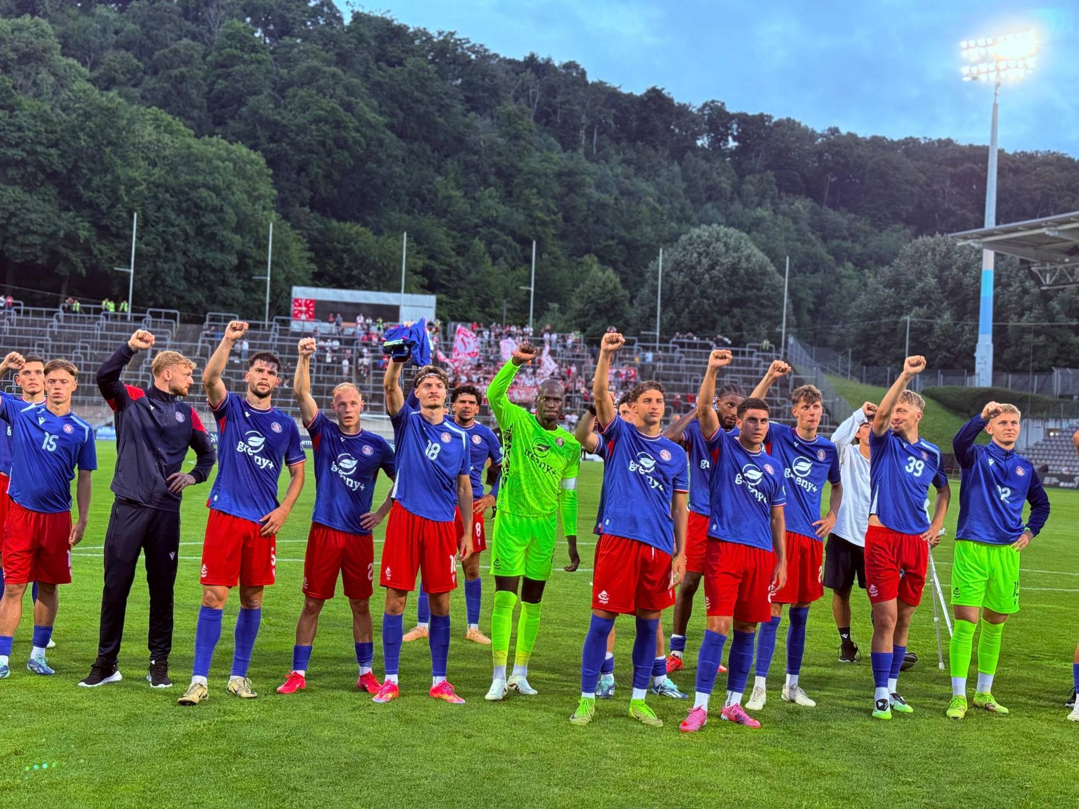  Nach dem Spiel gab es für die Spieler des Wuppertaler SV aufmunternden Applaus von den Fans. Die junge Mannschaft hatte sich trotz der Niederlage gut verkauft. 