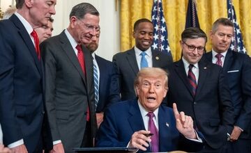 Unterschriften unter Ausnahmeregelungen: Des US-Präsidenten wohl liebste Beschäftigung (Foto: White House)