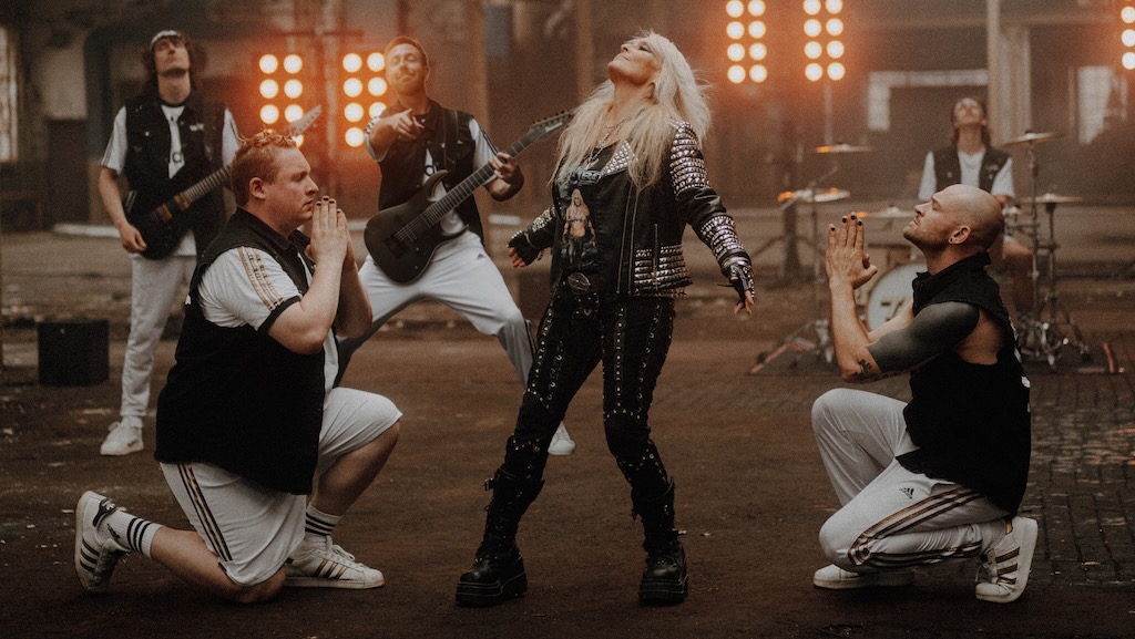 The Butcher Sisters und Doro singen Festivalhymne