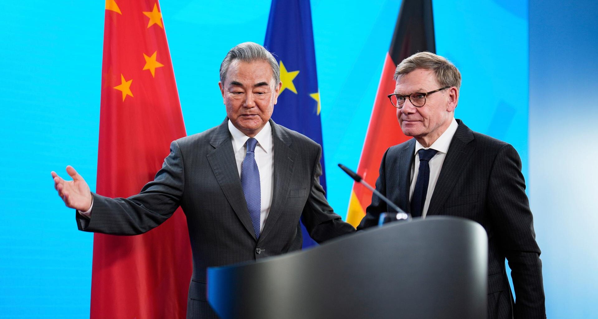Bundesaußenminister Johann Wadephul (rechts) und der chinesische Außenminister Wang Yi