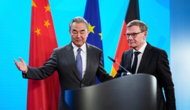 Bundesaußenminister Johann Wadephul (rechts) und der chinesische Außenminister Wang Yi