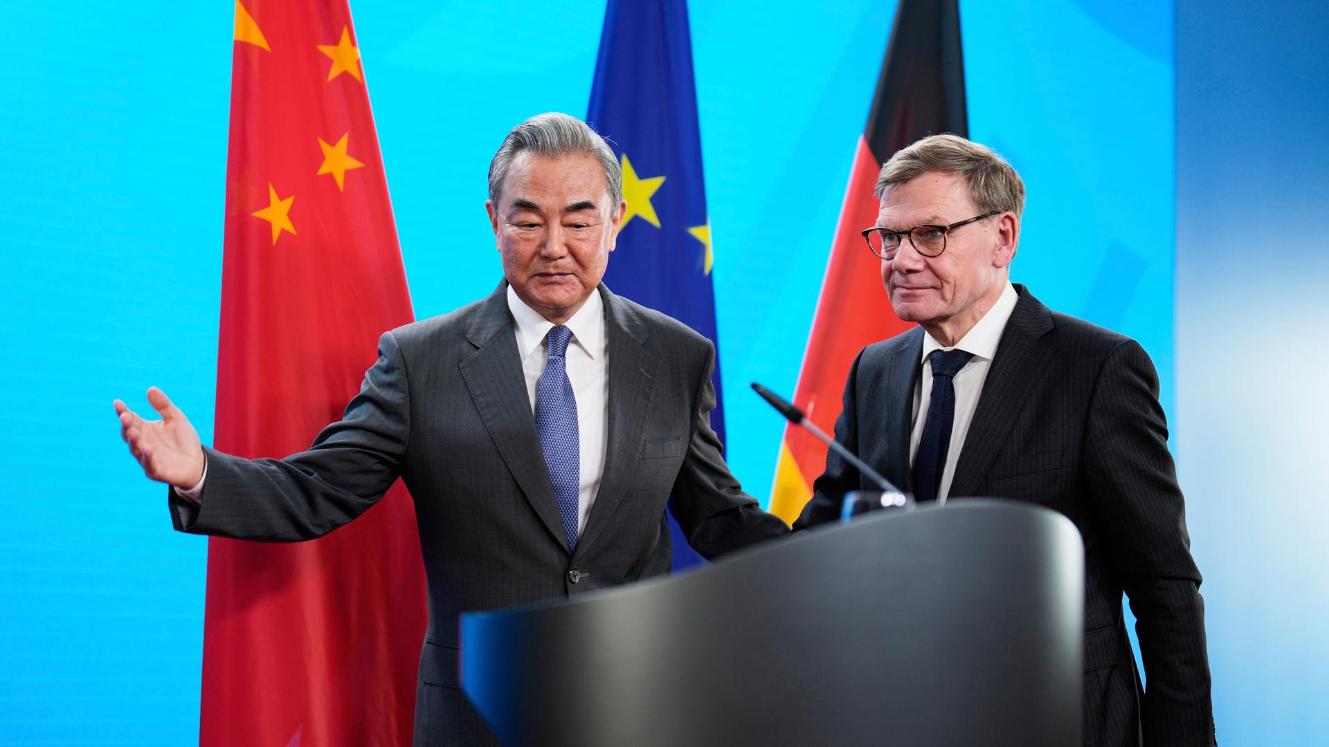 Bundesaußenminister Johann Wadephul (rechts) und der chinesische Außenminister Wang Yi