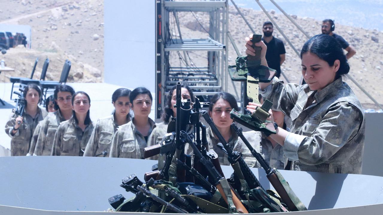 PKK legt bei Zeremonie die ersten Waffen nieder