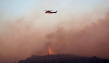 Martigues: Das Handout der Feuerwehr zeigt, wie ein Hubschrauber Flüssigkeit zur Löschung eines Flächenbrands im Süden Frankreichs abwirft.