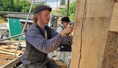 Wandergesellen bauen Giebel der Kulturscheune Weiditz