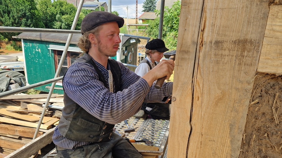 Wandergesellen bauen Giebel der Kulturscheune Weiditz