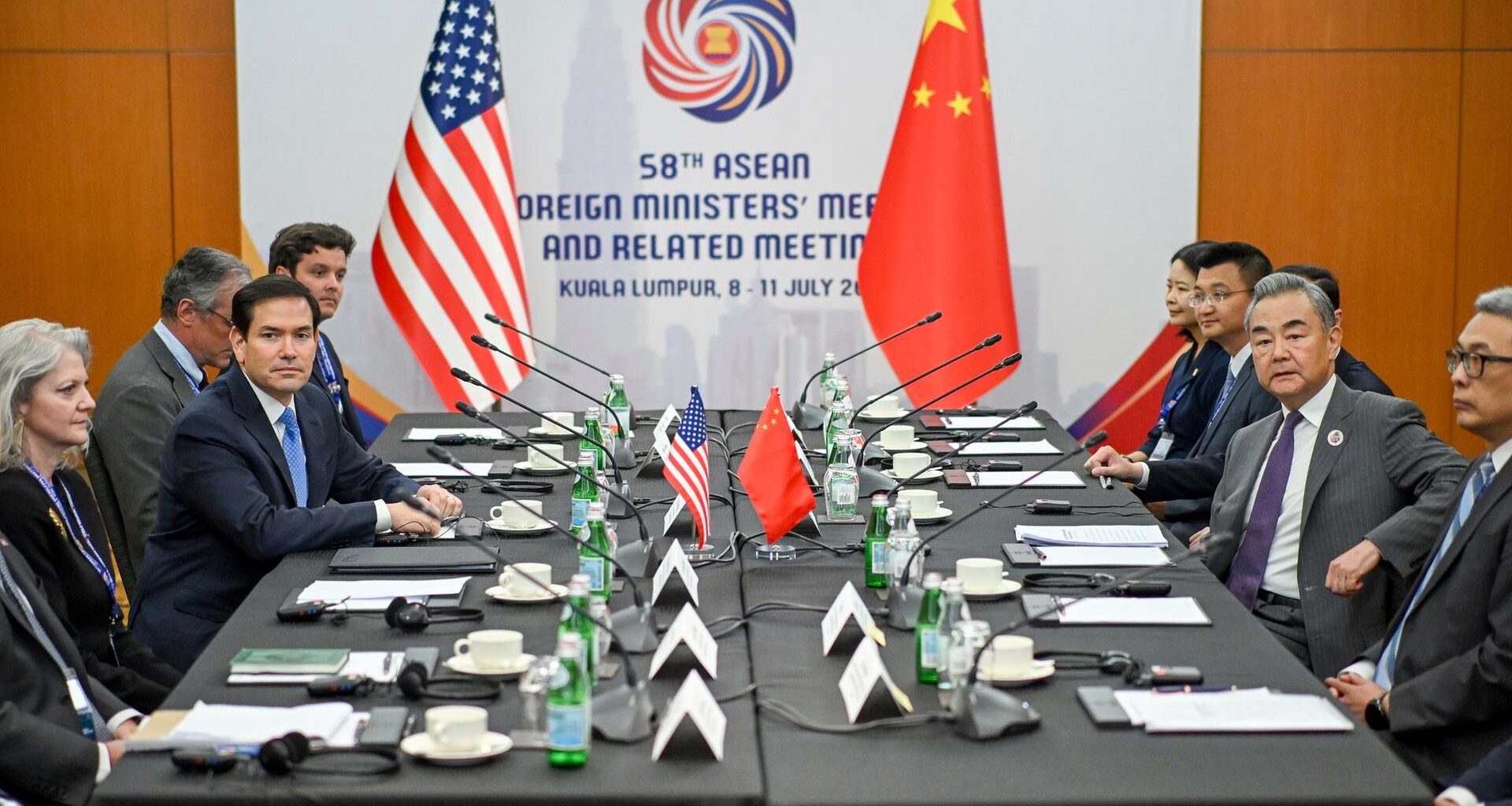 US-Außenminister Rubio und Chinas Außenminister Wang sitzen sich an einem großen Tisch gemeinsam mit ihren Delegationen gegenüber.