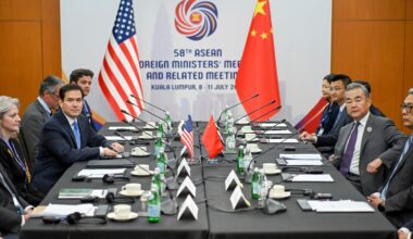 US-Außenminister Rubio und Chinas Außenminister Wang sitzen sich an einem großen Tisch gemeinsam mit ihren Delegationen gegenüber.