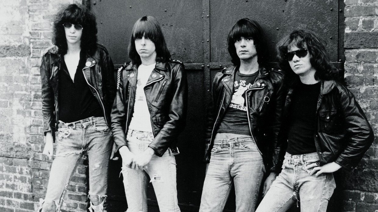 War Punk denn ein bloßes Ebenbild der Rockväter, die es abzulehnen galt? Die Ramones Mitte der Siebzigerjahre
