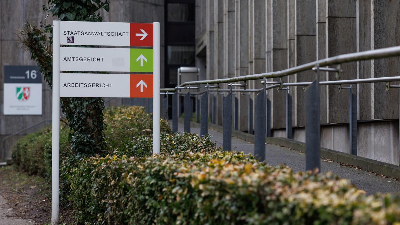 Nordrhein-Westfalen: Acht jugendliche "Pedo-Hunter" in Bielefeld vor Gericht