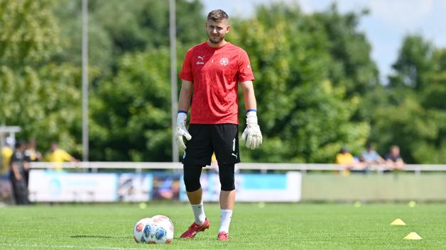 Setzt sich Timon Weiner (Foto) gegen Jonas Krumrey durch? Die Torwartfrage bleibt bei Holstein Kiel weiterhin offen.