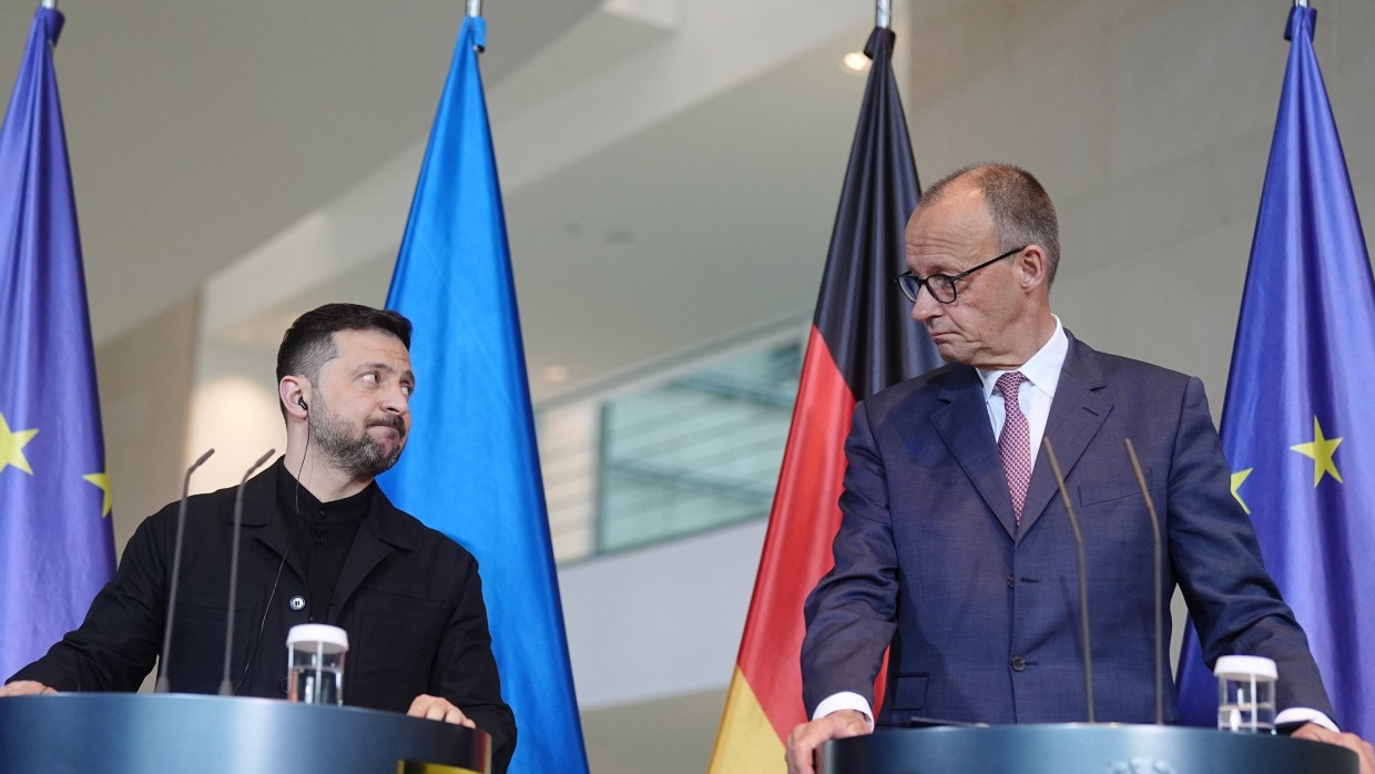 Werden zur Wiederaufbaukonferenz für die Ukraine in Rom erwartet: Wolodymyr Selenskyj (links), Präsident der Ukraine, und Bundeskanzler Friedrich Merz, hier bei einem Treffen in Berlin