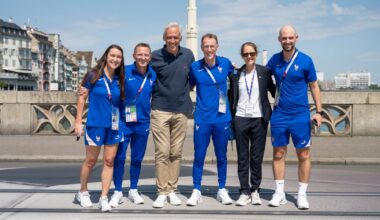 Eine Brücke, zwei Delegationen: Vertreterinnen der Niederlande und aus Frankreich signieren den «Bridge Kick»