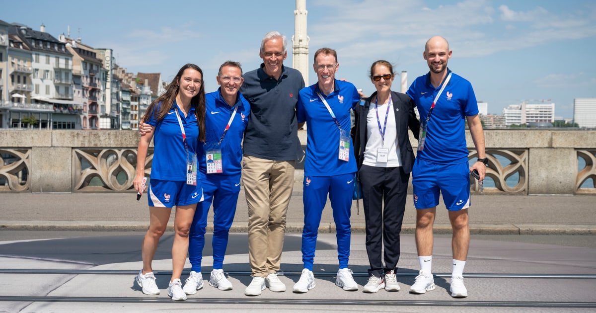 Eine Brücke, zwei Delegationen: Vertreterinnen der Niederlande und aus Frankreich signieren den «Bridge Kick»