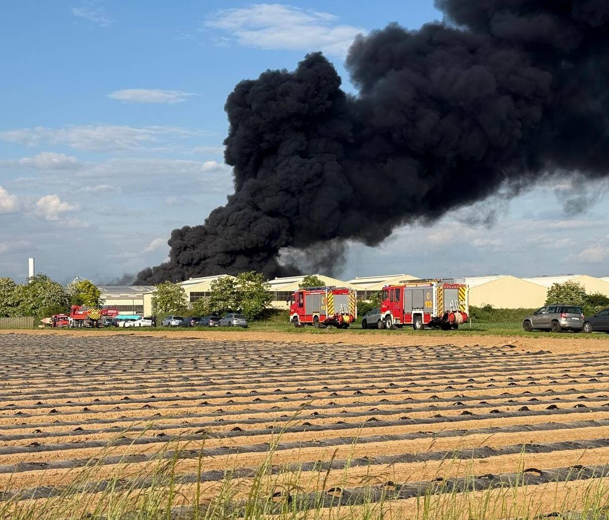 UPDATE: Großbrand in Swisttal-Ollheim komplett gelöscht