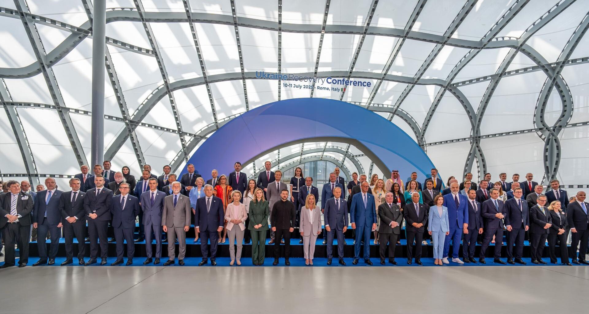Bundeskanzler Merz steht neben Ursula von der Leyen, Olena Selenska, Selenskyj, Präsident der Ukraine, Meloni, Ministerpräsidentin von Italien, Tusk, Ministerpräsidentt von Polen bei der Wiederaufbaukonferenz für die Ukraine.