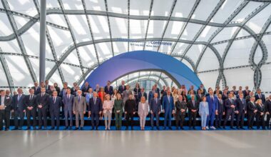 Bundeskanzler Merz steht neben Ursula von der Leyen, Olena Selenska, Selenskyj, Präsident der Ukraine, Meloni, Ministerpräsidentin von Italien, Tusk, Ministerpräsidentt von Polen bei der Wiederaufbaukonferenz für die Ukraine.