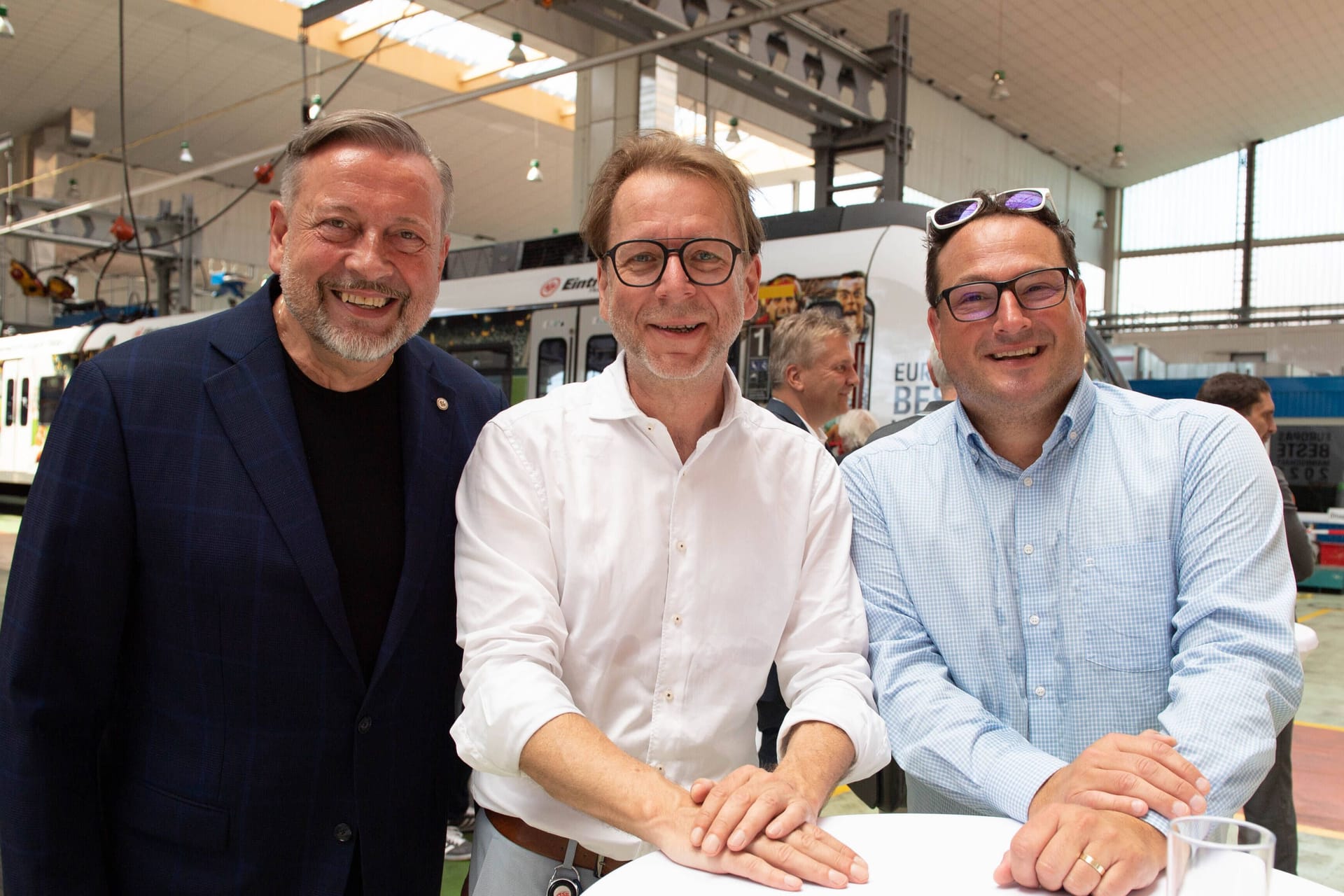 04.08.2022, xsltx, Fussball 1.Bundesliga, Eintracht Frankfurt - Präsentation der Jubel-S-Bahn emspor, v.l. Knut Ringat RMV-Geschäftsführer, Wolfgang Siefert Pers. Referent, designierter Verkehrsdezernent der Stadt Frankfurt, AndrÃ Kavai RMV-Geschäftsführer DFL/DFB REGULATIONS PROHIBIT ANY USE OF PHOTOGRAPHS as IMAGE SEQUENCES and/or QUASI-VIDEO Frankfurt am Main *** 04 08 2022, xsltx, Football 1 Bundesliga, Eintracht Frankfurt Presentation of the Jubel S Bahn emspor, f l Knut Ringat RMV Managing Director , Wolfgang Siefert Pers Referent, designated Head of Transport of the City of Frankfurt , AndrÃ Kavai RMV Managing Director DFL DFB REGULATIONS PROHIBIT ANY USE OF PHOTOGRAPHS as IMAGE SEQUENCES and or QUASI VIDEO Frankfurt am Main