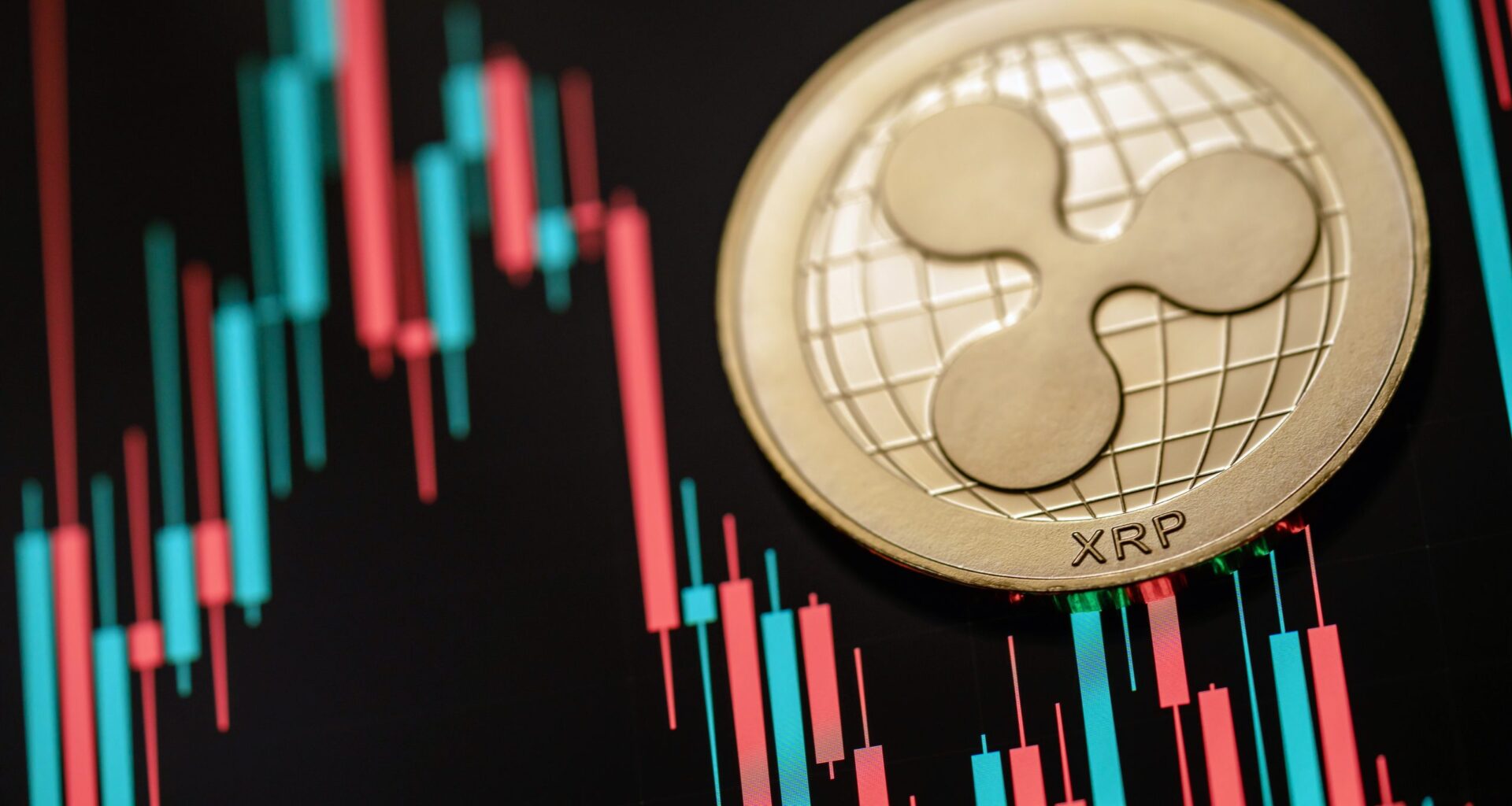 Eine Ripple (XRP)-Münze wird auf einem digitalen Bildschirm platziert, der Kryptowährungs-Candlestick-Charts in Rot und Grün anzeigt und die volatilen Trends hervorhebt, wenn der US-Dollar an Wert verlieren kann und ein XRP-Fonds an Bedeutung gewinnt.