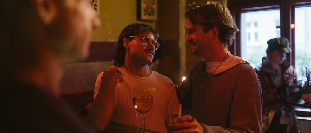 Lieber ein Treffen an der Bar als Swipen am Handy: Ein schwules Paar in Berlin.