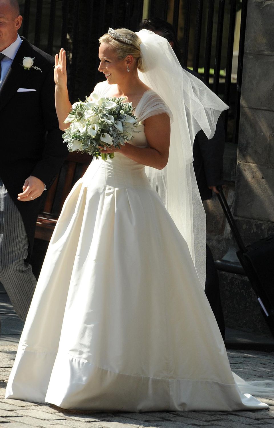 In diesem Prinzessinnenkleid aus Seide und Chiffon wird aus Zara Phillips, Zara Tindall. 