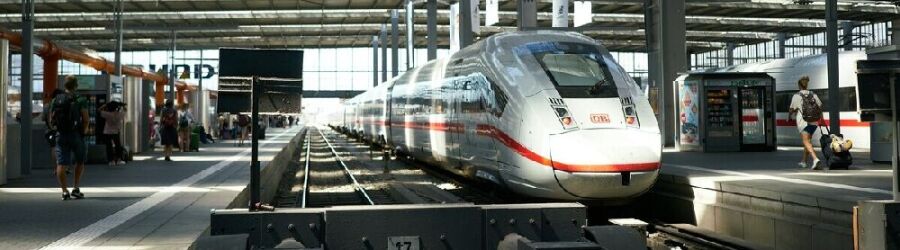 Die Seitenansicht eines ICE mit dem Logo der Deutschen Bahn.