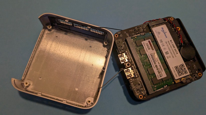 Acemagic V1 – Gehäuseinneres mit SSD