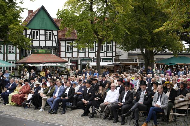 Blick auf das Publikum vor der Kirchplatzbühne.
