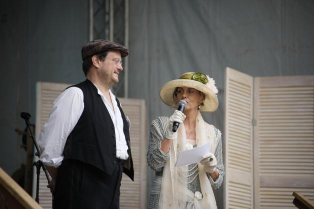 Die Moderatoren Petra Langhorst und Hendrik Bönnschen.