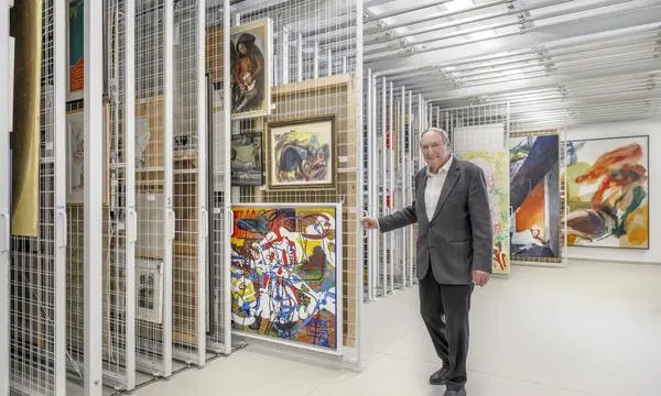 Erwin Hauser in seinem  Kunstdepot.