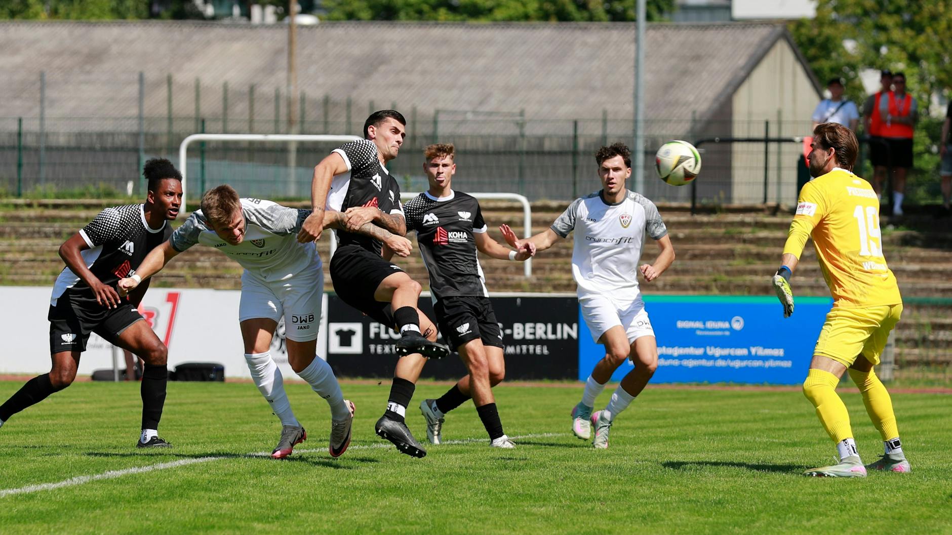 Im Regionalliga-Spiel beim BFC Preussen erzielt Leandro Putaro (2.v.l.) per Kopf  mit dem 1:0 sein erstes Tor für den BFC Dynamo - rechtzeitig vorm Pokal-Hit gegen Bochum.