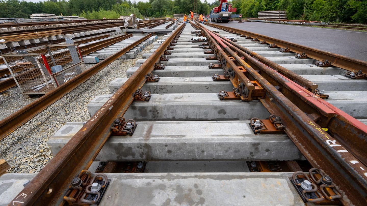 Der letzte Zug ist von der Strecke, nun beginnen die Bauarbeiten zwischen Hamburg und Berlin. (Archivbild) Foto: Soeren Stache/d