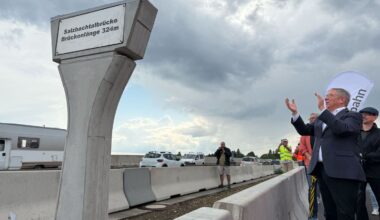 Das freut Wiesbadens Oberbürgermeister Gert-Uwe Mende (SPD): Die Salzbachtalbrücke der Autobahn 66 in Wiesbaden ist komplett für