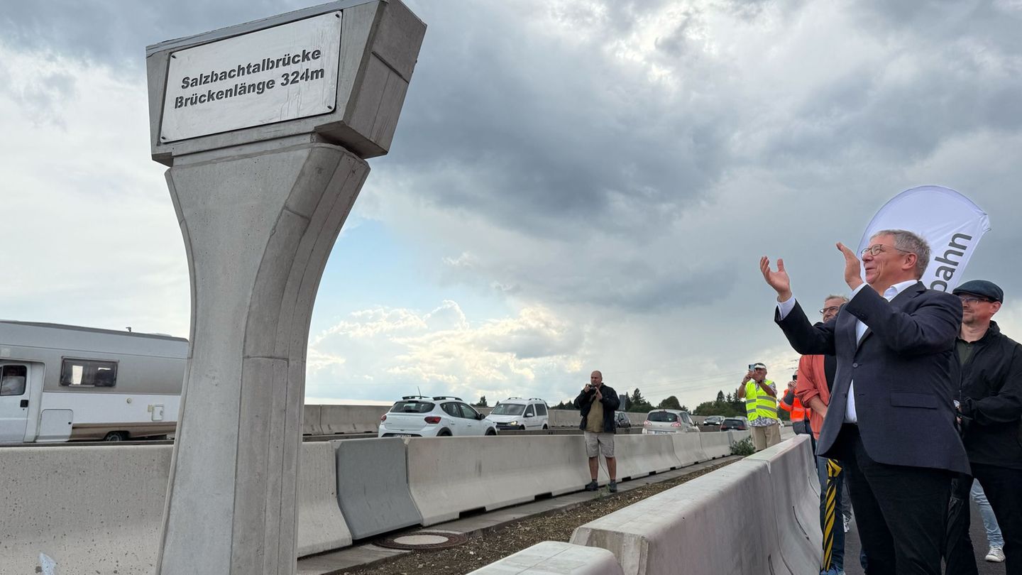 Das freut Wiesbadens Oberbürgermeister Gert-Uwe Mende (SPD): Die Salzbachtalbrücke der Autobahn 66 in Wiesbaden ist komplett für