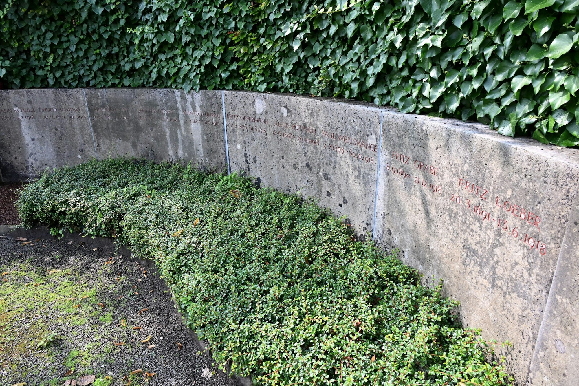 Das Foto zeigt Inschriften am Ehrenhain