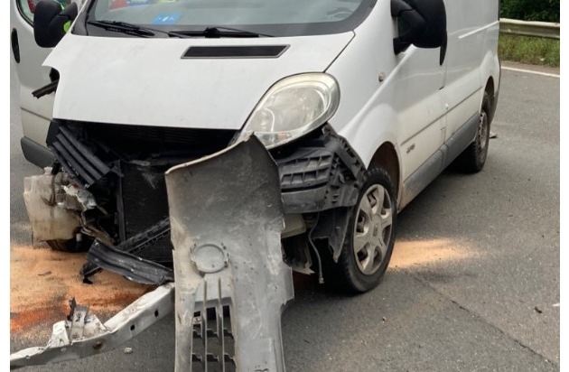 POL-BI: Transporter schleudert auf A 2 in Leitplanke - beteiligtes Auto und Zeugen gesucht
